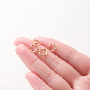 Vue détaillée d'anneaux de jonction torsadés en or 18K pour la création de bijoux DIY