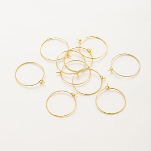 Primer plano de aros para pendientes bañados en oro de 18K para accesorios de joyería DIY