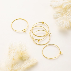 Detalle de los aros bañados en oro de 18 quilates y accesorios para crear joyas