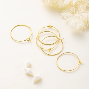Vista detallada de ganchos para pendientes de latón chapado en oro 18K para accesorios DIY