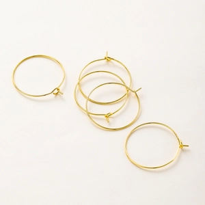 Detalle macro de aros para pendientes bañados en oro de 18K para joyería DIY con cierre