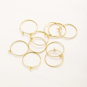 Detalle de set de 10 aros de cobre chapados en oro 18K para creación de joyas de bricolaje