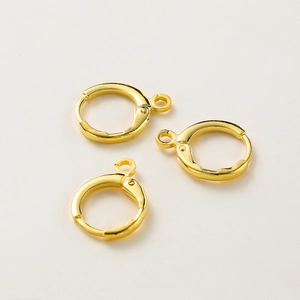 Détail de dormeuses en or 14k pour la création de boucles d'oreilles DIY personnalisées