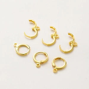 Vue détaillée des fermoirs boucles d'oreilles en or 14k pour création de bijoux