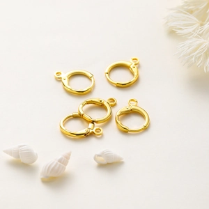 Détail de cinq dormeuses en or 14 carats pour la création de bijoux personnalisés DIY