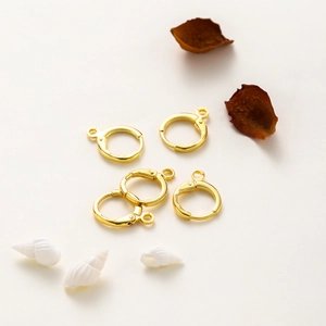 Gros plan sur les fermoirs boucles d'oreilles plaqués or 14k avec œillets pour bijoux