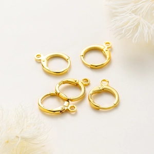 Vue détaillée de dormeuses dorées à l'or 14 carats avec anneaux pour bijoux DIY