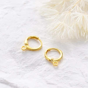 Dettaglio di monachelle per orecchini riempite d'oro 14k con occhiello su pietra