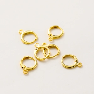Détail de supports de boucles d'oreilles dormeuses en or 14k avec anneau pour création DIY