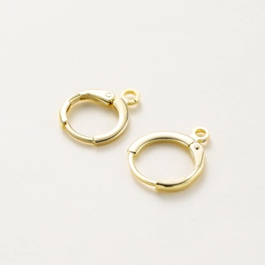 Détail de dormeuses plaquées or 14k avec anneau de suspension pour création de bijoux