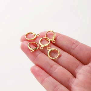 Cinq dormeuses plaquées or 14 carats pour création de bijoux DIY tenues à la main