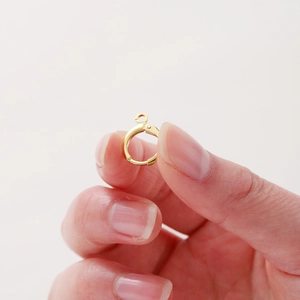 Dettaglio di un gancio per orecchini in oro 14k per la creazione di gioielli fai da te