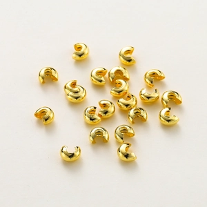 Makroaufnahme vergoldeter Kupfer-C-Crimp-Abdeckungen für DIY-Schmuck-Endstücke
