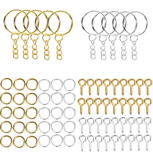 Détail macro du kit bijoux DIY avec porte-clés argentés, dorés et pitons à vis