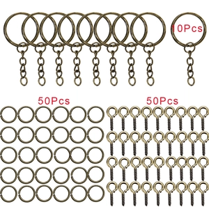 Détail d'un kit de 110 porte-clés DIY en bronze antique avec anneaux et vis à œillet
