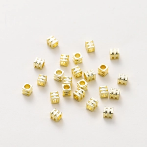 Primer plano de cuentas espaciadoras cuadradas bañadas en oro de 18K para bisutería DIY