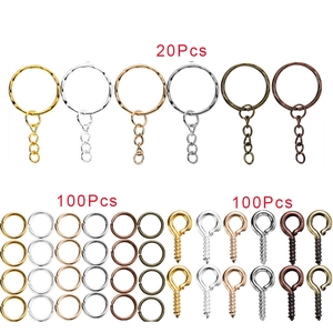Détail d'un kit porte-clés DIY avec anneaux et vis à œillets en six couleurs métal