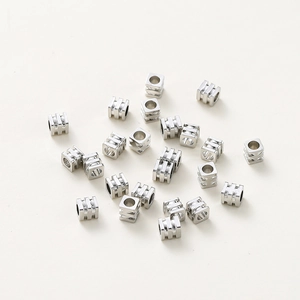 Cuentas espaciadoras cuadradas de plata pulida para joyas DIY en fondo neutro