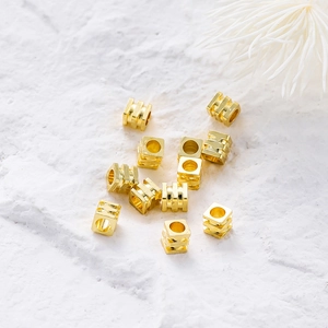 Detalle de cuentas espaciadoras cuadradas chapadas en oro de 18K con textura de triple capa DIY