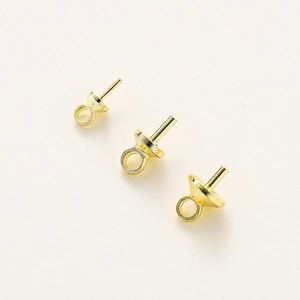 Macro-opname van 14K vergulde hanger oogjes met pin voor halfgeboorde parels DIY