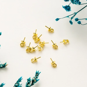 Detail van 14K vergulde parelhouders voor het maken van sieraden en DIY-projecten