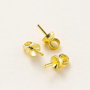Detail macro-opname van 14K vergulde parelhanger oogjes voor DIY sieraden maken
