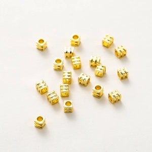Detalle de cuentas espaciadoras cuadradas chapadas en oro de 18K para joyería DIY