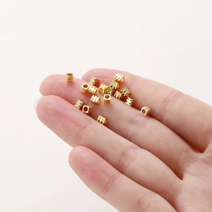 Cuentas espaciadoras cuadradas de 4mm bañadas en oro 18K con ranuras para bisutería