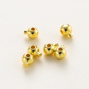Macro detail van 14k vergulde koperen stopkralen voor DIY sieraden en armbanden maken