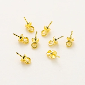 Macro-opname van 14K vergulde parelhangers met oogje voor het maken van sieraden