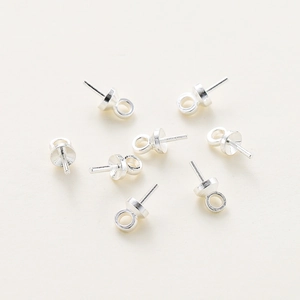Detail van verzilverde parelpinnen met oogje voor DIY-sieraden en parelmontage
