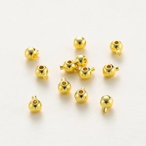 Macro-detail van gepolijste vergulde koperen knijpkralen voor DIY-sieraden maken