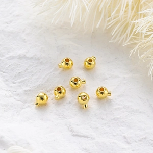Macro-opname van 14k vergulde sieraden kralen en schuifsluitingen voor DIY armbanden