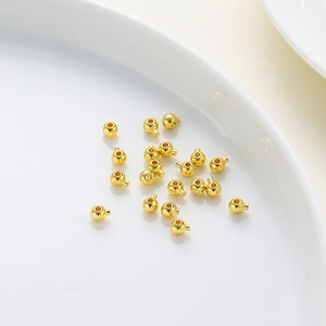 Macro-detail van 18K vergulde bolvormige positioneringskralen voor DIY-sieraden maken