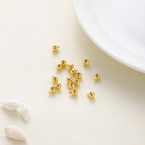Macro-opname van 14k vergulde kralen en knijpkralen voor het maken van DIY sieraden