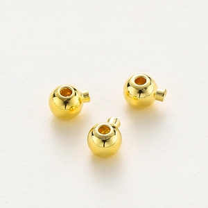 Macro-detail van 14k vergulde koperen positioneringskralen voor DIY-sieraden maken