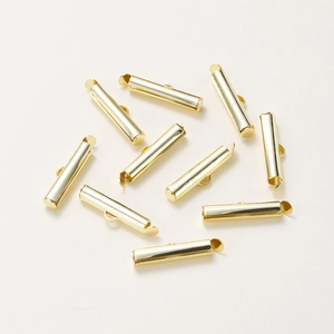 Detalle macro de cierres de tubo deslizantes dorados para joyería y terminaciones