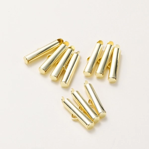 Detalle de conectores deslizantes de oro para crear joyas de varias capas y collares