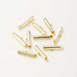 Detalle de cierres de tubo deslizantes dorados con anilla para creación de joyería DIY