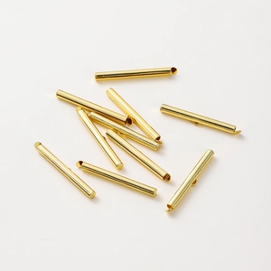 Primer plano de cierres de tubo deslizantes dorados para hacer joyas de bricolaje