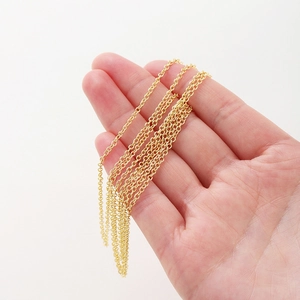 Chaîne fine plaquée or 18 carats pour création bijoux présentée sur la main
