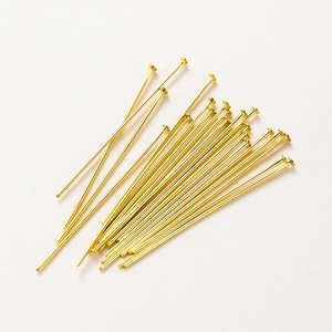 Detailweergave van 14K vergulde platte kopstiften voor DIY sieraden maken en kralenwerk
