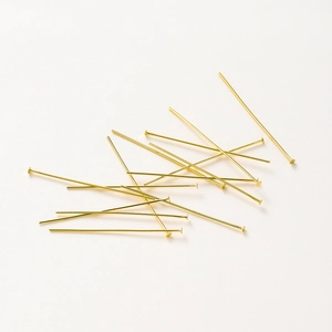 Macro-opname van 14K vergulde platte kop T-pinnen voor DIY-sieraden en kralenwerk