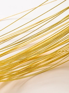 Dettaglio macro del filo di rame ritorto placcato oro 18K per la creazione di gioielli