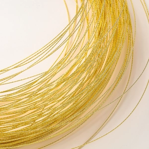 Vista macro del filo per gioielli ritorto placcato oro 14K con trama a spirale