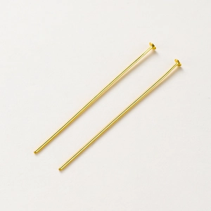 Detail van 14K vergulde platte kopspelden voor doe-het-zelf sieraden en kralenwerk