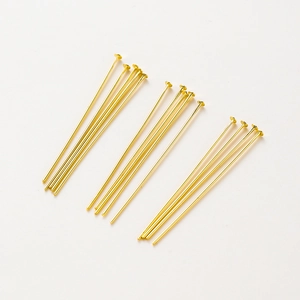 Detail van gepolijste 14K vergulde platte kopspelden voor DIY-sieraden maken benodigdheden