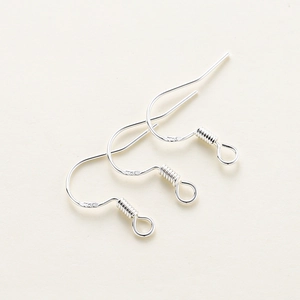 Détail macro de trois crochets d'oreilles en argent estampillés S925 pour bijoux DIY