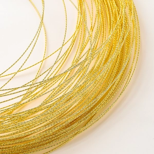 Dettaglio macro di filo ritorto riempito in oro 14K con trama a spirale per gioielli