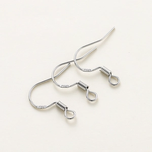 Gros plan de trois crochets d'oreilles en argent avec poinçon S925 pour bijoux DIY